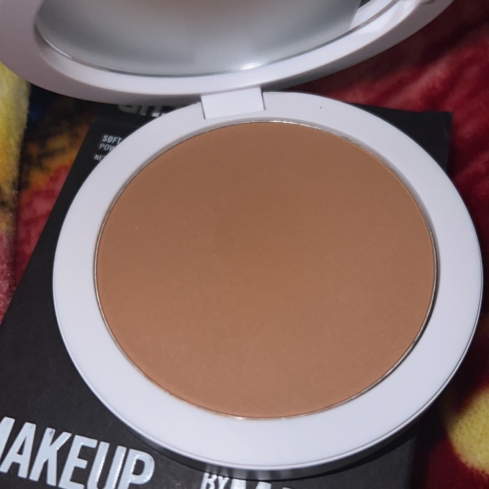 Bronzer - Picture 2 of 3